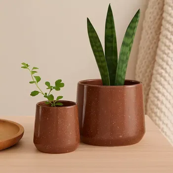 Stojan na květiny Hübsch Vibe – sada 2 keramických květináčů, kaštanově hnědé