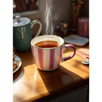 Sinsay - Hrnek s pruhovaným uchem LIFE IS SHORT. STAY AWAKE FOR IT - levandulová - 711GI-04X - 711GI-04X-ONE