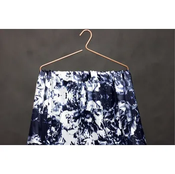 Satén vzorovaný elastický - Batikovaný vzor růže 2. Jakost