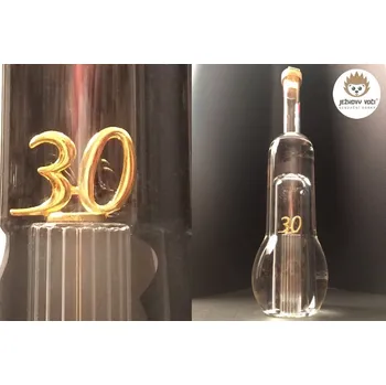 Dárkový potravinový koš JUBILEJNÍ DÁRKOVÁ LÁHEV - 30 / TŘICÍTKA - S ALKOHOLEM 40% ŠVESTKA