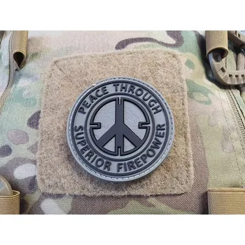 Nášivka PEACE THROUGH SUPERIOR FIREPOWER plast velcro ŠEDÁ (Nášivka PEACE THROUGH SUPERIOR FIREPOWER plast velcro ŠEDÁ)