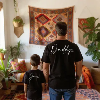 Kojenecké oblečení Trička s potiskem DADDY a JMÉNA DÍTĚTE Barva: Černá, Velikost dítěte: Body 0-3m, Velikost pro tatínka: S