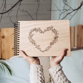 Dědova dílna Kroužkové fotoalbum Květinové srdce Počet a barva papírů: Bílé - 30 listů