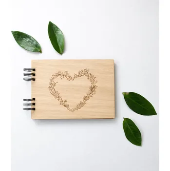 Fotoalbum Dědova dílna Malé fotoalbum Květinové srdce A5 Počet a barva papírů: Černé - 30 listů