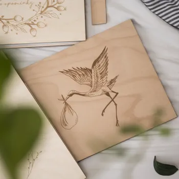 Fotoalbum Dědova dílna Dřevěné fotoalbum Čáp Počet a barva papírů: Černé - 30 listů