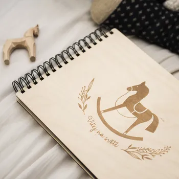 Fotoalbum Dědova dílna Kroužkové fotoalbum Vítej na světě Počet a barva papírů: Černé - 30 listů