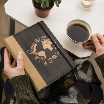 Zápisník Dědova dílna Dřevěný zápisník Zeměkoule Papír: Linkovaný