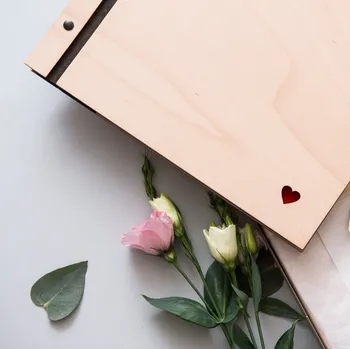 Fotoalbum Dědova dílna Dřevěné fotoalbum Červené srdíčko Počet a barva papírů: Černé - 30 listů