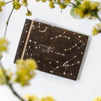 Fotoalbum Dědova dílna Dřevěné fotoalbum Náš vesmír Počet a barva papírů: Černé - 30 listů