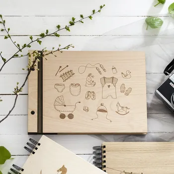 Fotoalbum Dědova dílna Dřevěné fotoalbum Výbavička Počet a barva papírů: Černé - 30 listů