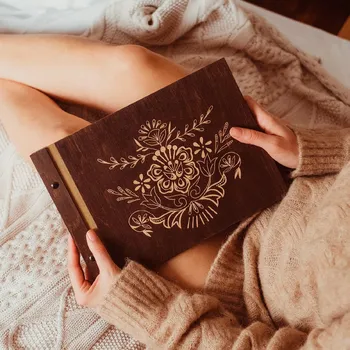 Fotoalbum Dědova dílna Dřevěné fotoalbum Folklor Počet a barva papírů: Bílé - 30 listů