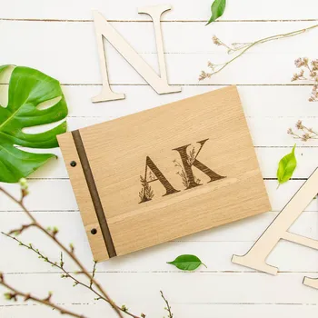 Fotoalbum Dědova dílna Dřevěné fotoalbum Iniciály Počet a barva papírů: Bílé - 30 listů