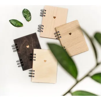 Dědova dílna Mini fotoalbum Srdce A6 Počet a barva papírů: Černé - 15 listů, Dřevo: Dub