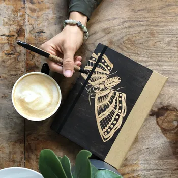 Zápisník Dědova dílna Dřevěný zápisník Smrtihlav Papír: Linkovaný