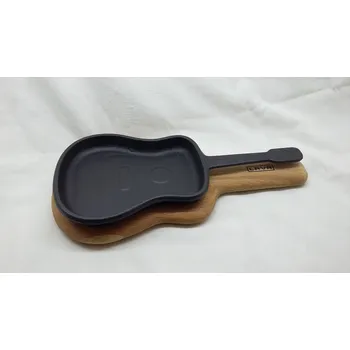 Obraz Kytara - litinový talíř s dřevěným podstavcem