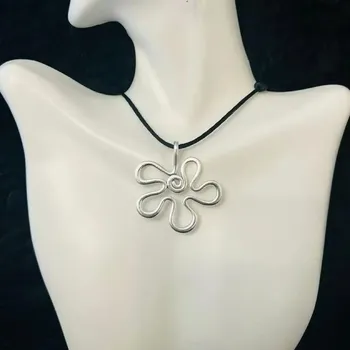 Náhrdelník Elegantní dámský náhrdelník s kovovým přívěskem | módní doplněk - C4946-1