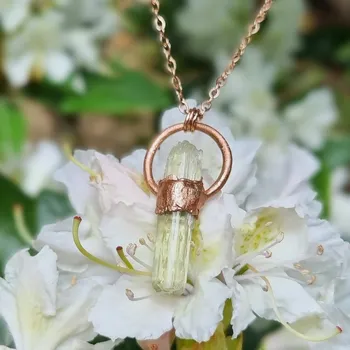 Náhrdelník Hiddenit ,,Paprsek světla", přírodní krystal - přívěsek/náhrdelník ŠPERKY S PŘÍRODNÍMI KRYSTALY