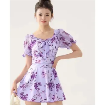 Dámské plavky Květinové dámské šatové plavky s volánkovými rukávy - zeštíhlující Barva: Fialová, Velikost: XXXL