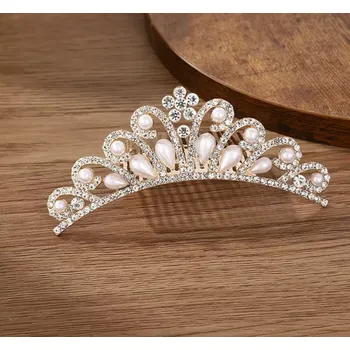 Ozdoba do vlasů B-TOP Hřeben do vlasů ve tvaru korunky – zlatý s krystaly a bílými perlami