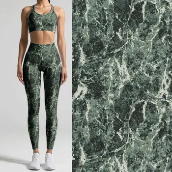 Funkční úplet s digitálním abstraktním potiskem v zelené barvě 20316/026