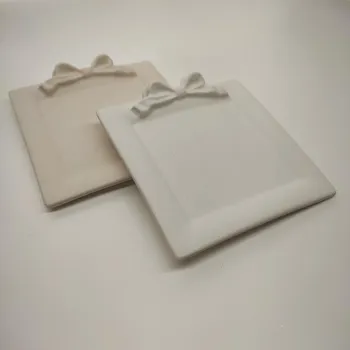 Váza LUKA Podtácek s mašlí čtverec Barva: bílá