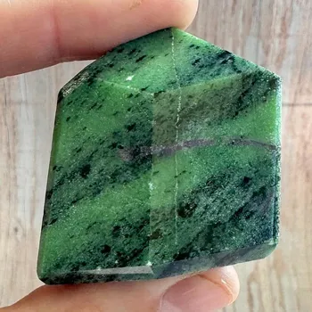 Rubín v zoisitu špice - obelisk 24 cca 3,9 x 4,2 cm, 110 g