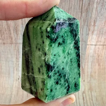 Rubín v zoisitu špice - obelisk 22 cca 3,4 x 6,7 cm, 159 g