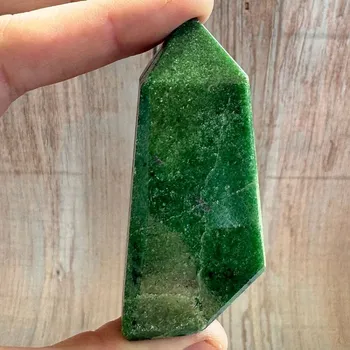 Rubín v zoisitu špice - obelisk 26 cca 3,2 x 7,5 cm, 110 g