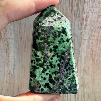 Rubín v zoisitu špice - obelisk 31 cca 4,2 x 7,9 cm, 168 g