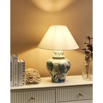Lampička Stolní lampa bílá a modrá porcelánová základna lněné stínidlo květinový vzor stylové osvětlení Beliani