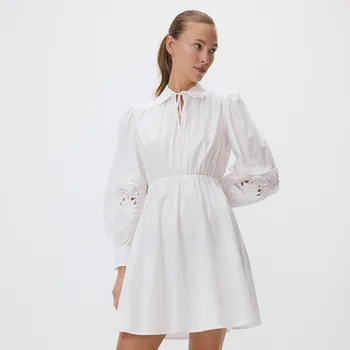 Dámské šaty Reserved - Šaty s květinovou aplikací - bílá - 623HD-00X - 623HD-00X-L