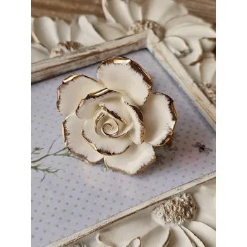 Dveřní kování Krémová keramická úchytka růže se zlatým okrajem Rosé gold - Ø 4*4cm
