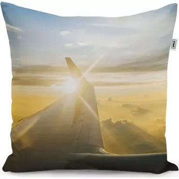 Polštář Dekorační polštář Křídlo letadla nad mraky - Sablio - 40x40 cm