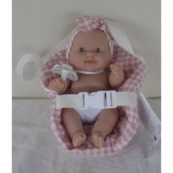Panenka Realistické miminko - holčička - usmívající se Maruška v kostičkované tmavě růžovo-bílé autosedačce od španělské firmy Marina & Pau (Cookie Baby - 20 cm)