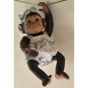 plyšák Opička v krátkých kalhotách s laclem od RosaToys (MONO REBORN 35CM CON PANTALON CORTO)