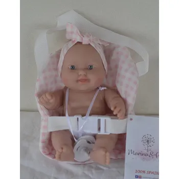 Panenka Realistické miminko - holčička - usmívající se Maruška v kostičkované světle růžovo-bílé autosedačce od španělské firmy Marina & Pau (Cookie Baby - 20 cm)