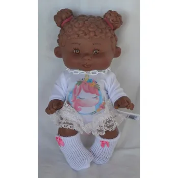 Panenka Panenka Nenote - snědá holčička s "kudrnatými vlásky" v bílém overalu s krajkovými nohavicemi od španělské firmy Marina & Pau (Nenotes - 26 cm - Magic Edition)