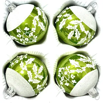 Vánoční ozdoba IRISA Skleněná vánoční koule Ø 7 cm – zelená s mrazovou čepicí a bílým cesmínovým dekorem (sada 4 ks) 7 cm zelená 4 ks