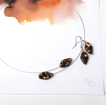 Náhrdelník Dámské šperkové sety viktorie, náhrdelník a náušnice s tvarovanými hnědými korálky