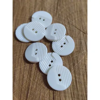 Knoflík Knoflík s rytými čarami barva bílá