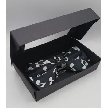 Černý motýlek s potiskem bílých not v černé dárkové krabičce