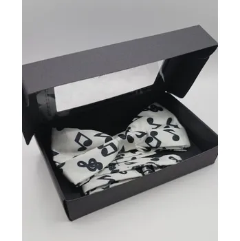 Bílý motýlek s potiskem černých not v černé dárkové krabičce