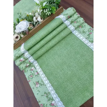 ubrus Běhoun - zelená lemovaná růžičkami na zelené
