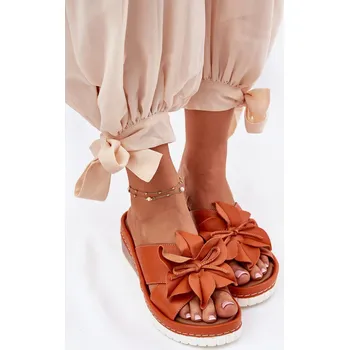 Dámské pantofle Kožené Dámské Sandály Na Klínu S Dekorativním Květinou Artiker 52C0505 Barva: Oranžová, Velikost: 36