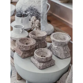 Svícen Svícen ze starého dřeva Velikost: cca výška 10 cm, průměr 17 cm