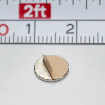 Dekorativní magnet Magsy Neodymový magnet se samolepkou 3M, pr.8x0,75 mm, tloušťka samolepky 0,06 mm Počet kusů: 6325 ks