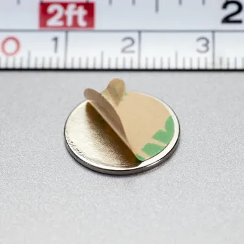 Dekorativní magnet Magsy Neodymový magnet se samolepkou 3M, pr.15x1 mm, tloušťka samolepky 0,06 mm Počet kusů: 20 ks
