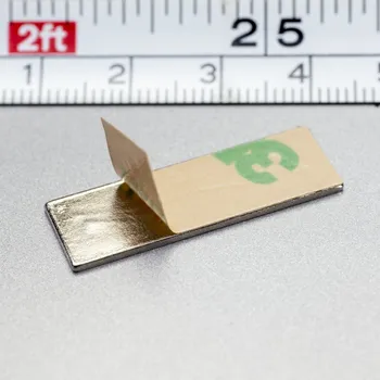 Dekorativní magnet Magsy Neodymový magnet se samolepkou 3M, 30x10x1 mm, tloušťka samolepky 0,06 mm Počet kusů: 520 ks