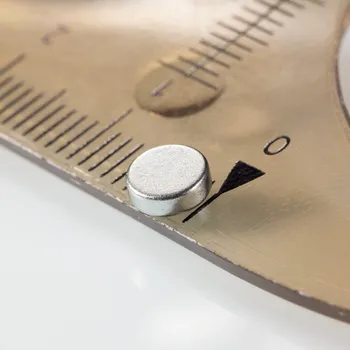 Dekorativní magnet Magsy Neodymový magnet válec pr.5x1,6 Z 80 °C, VMM4-N30 Počet kusů: 9360 ks