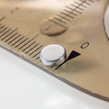 Dekorativní magnet Magsy Neodymový magnet válec pr.5x1,5 Z 80 °C, VMM4-N30 Počet kusů: 71 ks